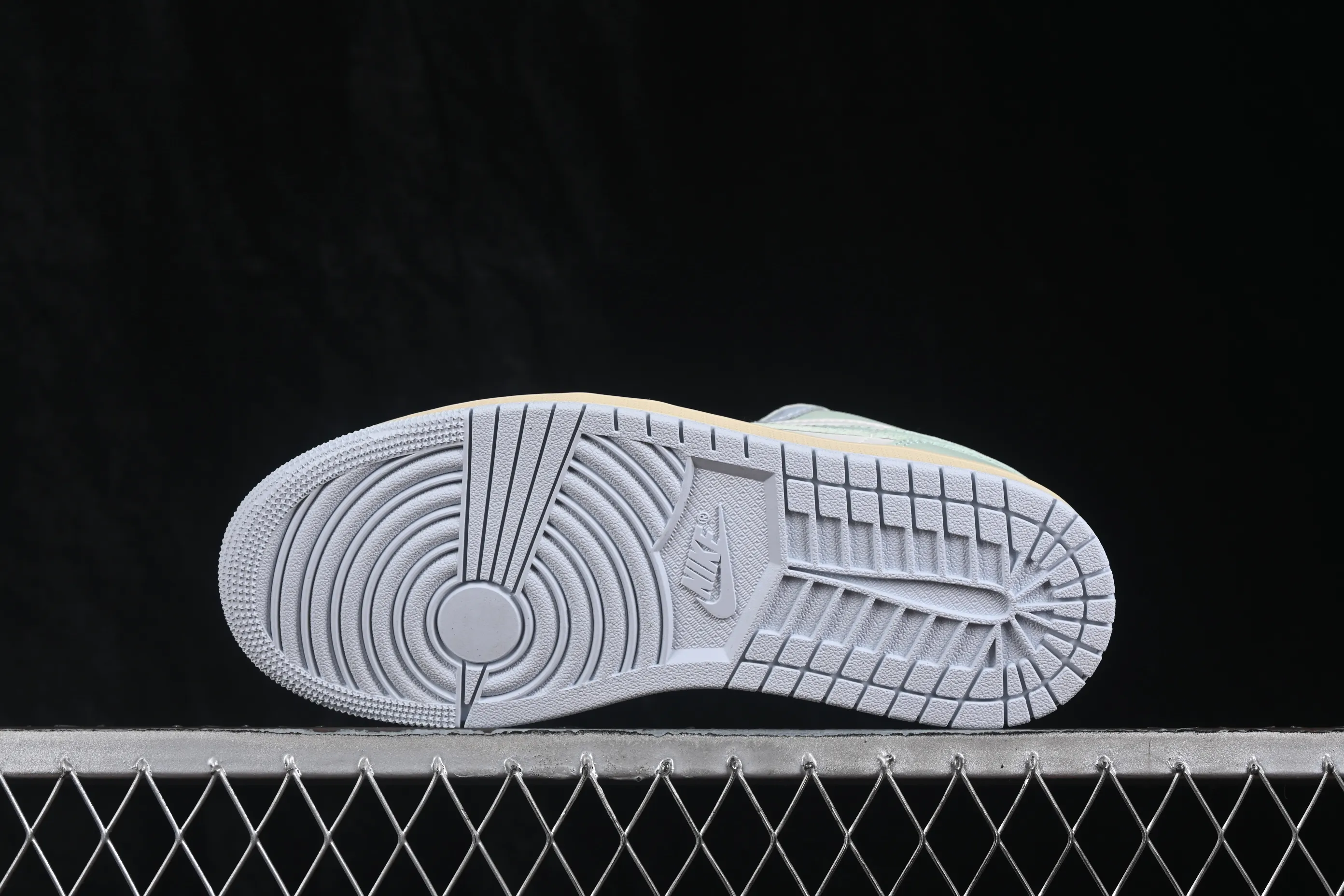 All categories Air Jordan Jordan series basketball shoes Air Jordan 1 Low G version pure original Air Jordan 1 Low AJ1 Joe 1 light blue color matching low-top cultural casual sneakers DC0774-108